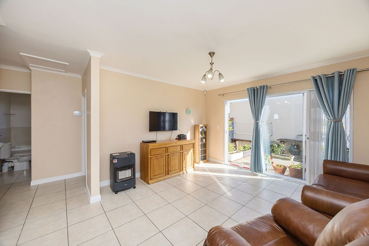 House For Sale in Sunningdale - Photo 3