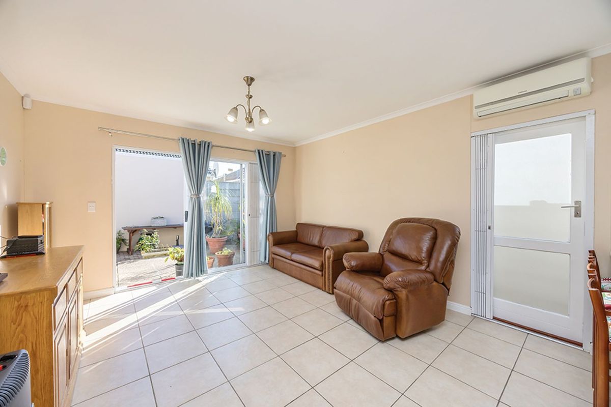 House For Sale in Sunningdale - Photo 2