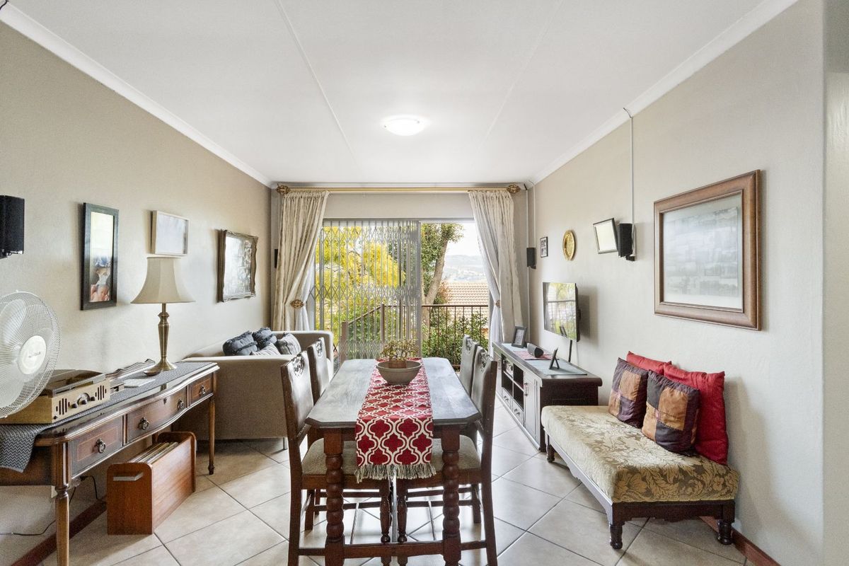 Townhouse For Sale in Wilgeheuwel - Photo 2