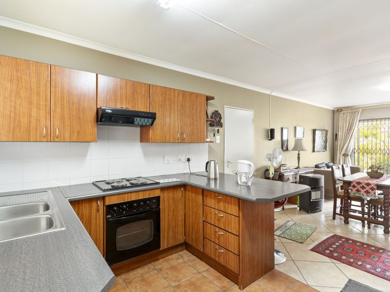 Townhouse For Sale in Wilgeheuwel - Photo 6