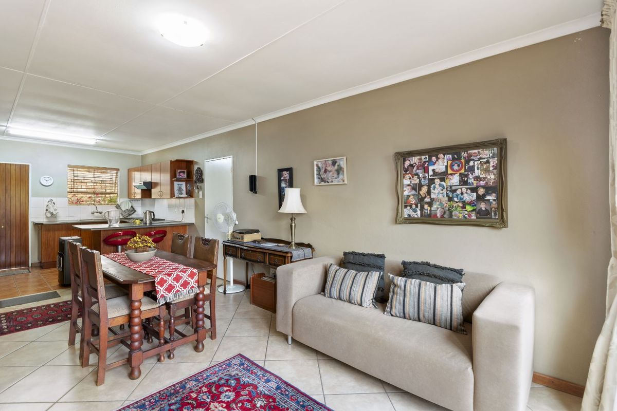 Townhouse For Sale in Wilgeheuwel - Photo 4