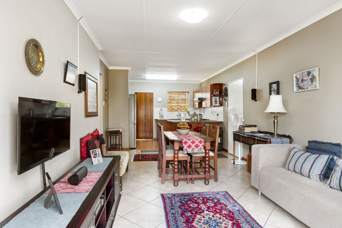 Townhouse For Sale in Wilgeheuwel - Photo 5