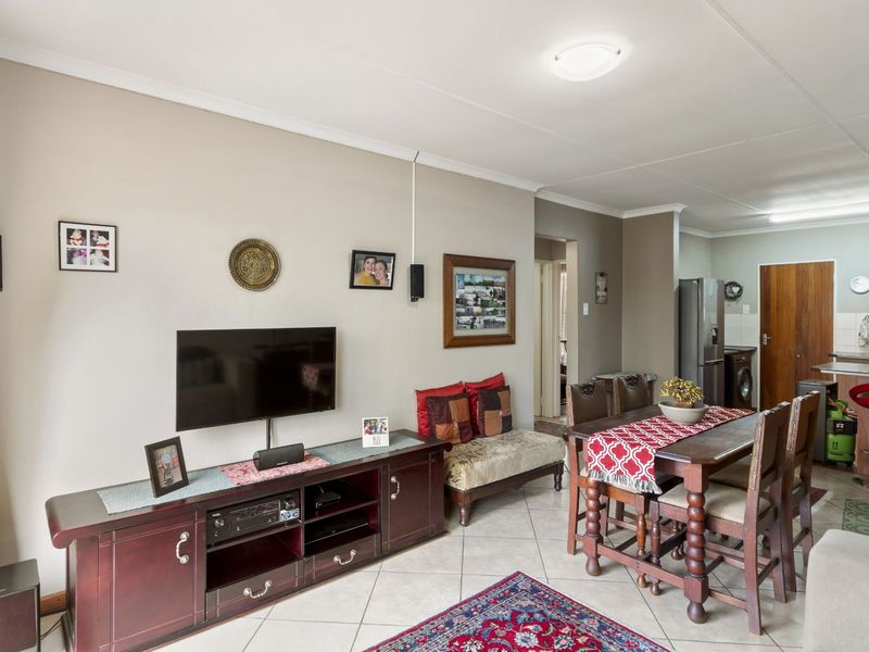 Townhouse For Sale in Wilgeheuwel - Photo 3