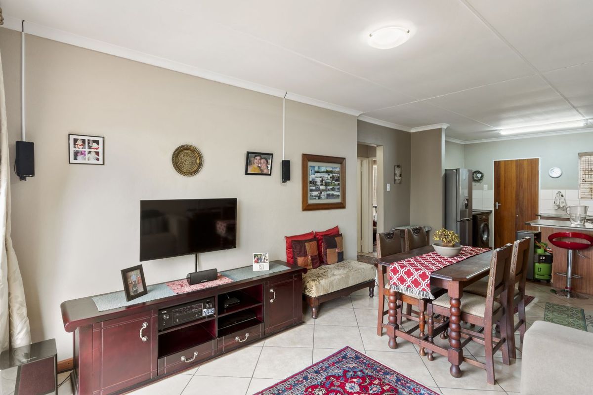 Townhouse For Sale in Wilgeheuwel - Photo 3