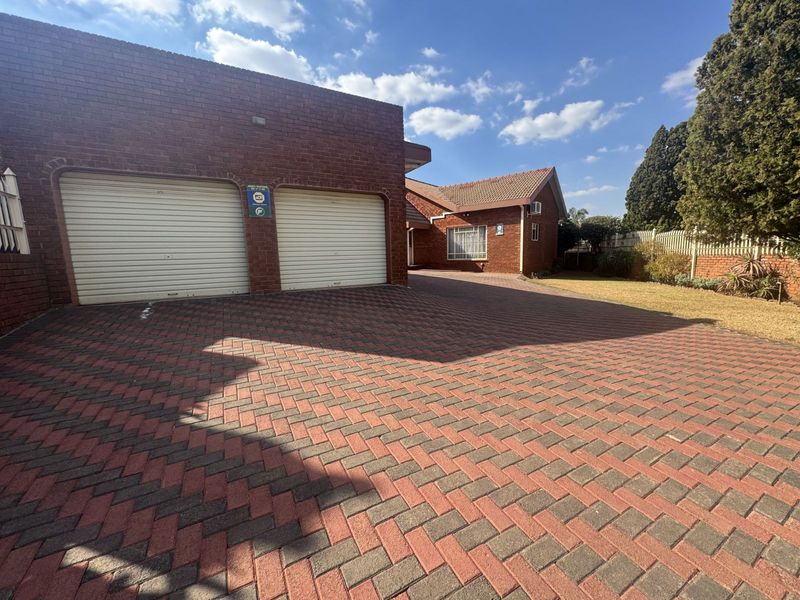 House For Sale in Laudium Ext 3 - Photo 2