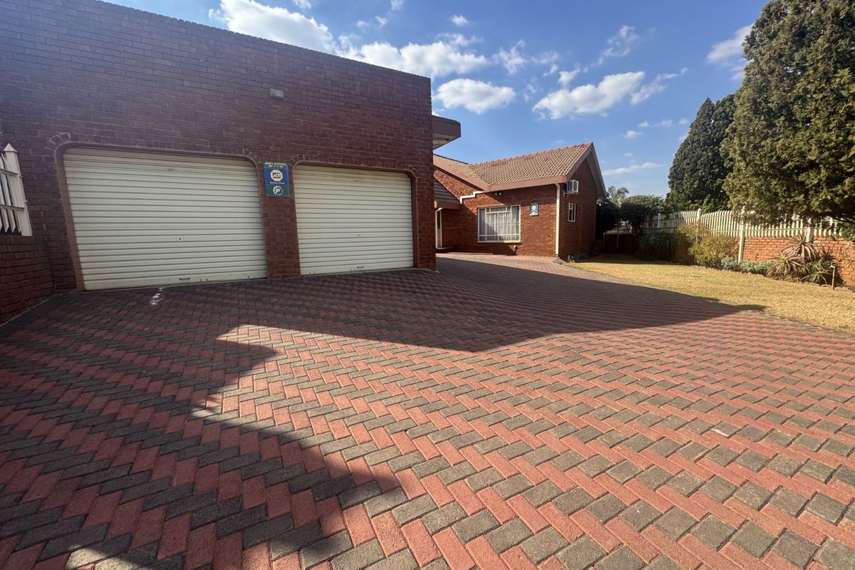 House For Sale in Laudium Ext 3 - Photo 2