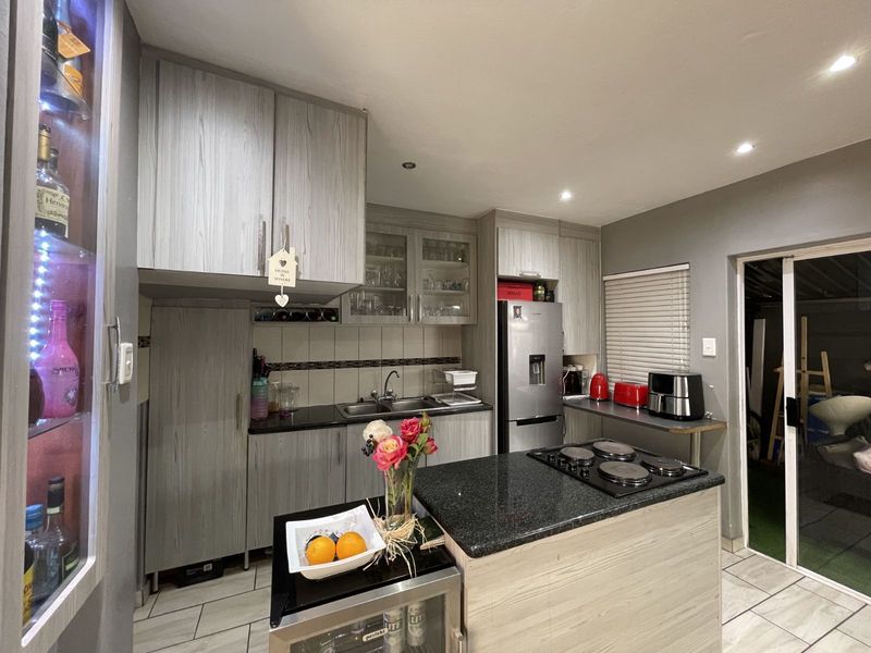 Townhouse For Sale in Pretoria North - Photo 8