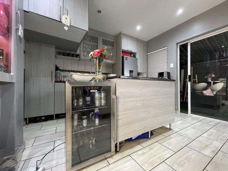 Townhouse For Sale in Pretoria North - Photo 6