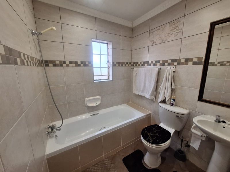 Apartment For Sale in Die Hoewes - Photo 8