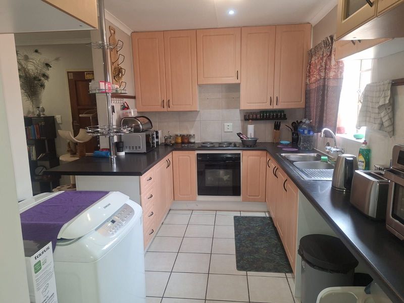 Apartment For Sale in Die Hoewes - Photo 2