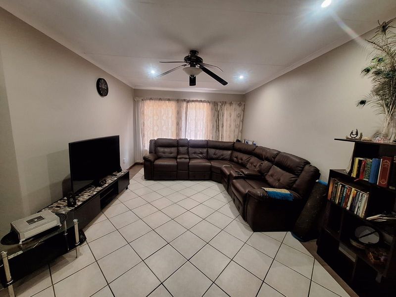 Apartment For Sale in Die Hoewes - Photo 3