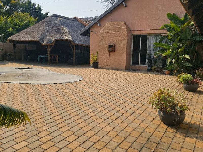 House For Sale in Brackenhurst - Photo 3