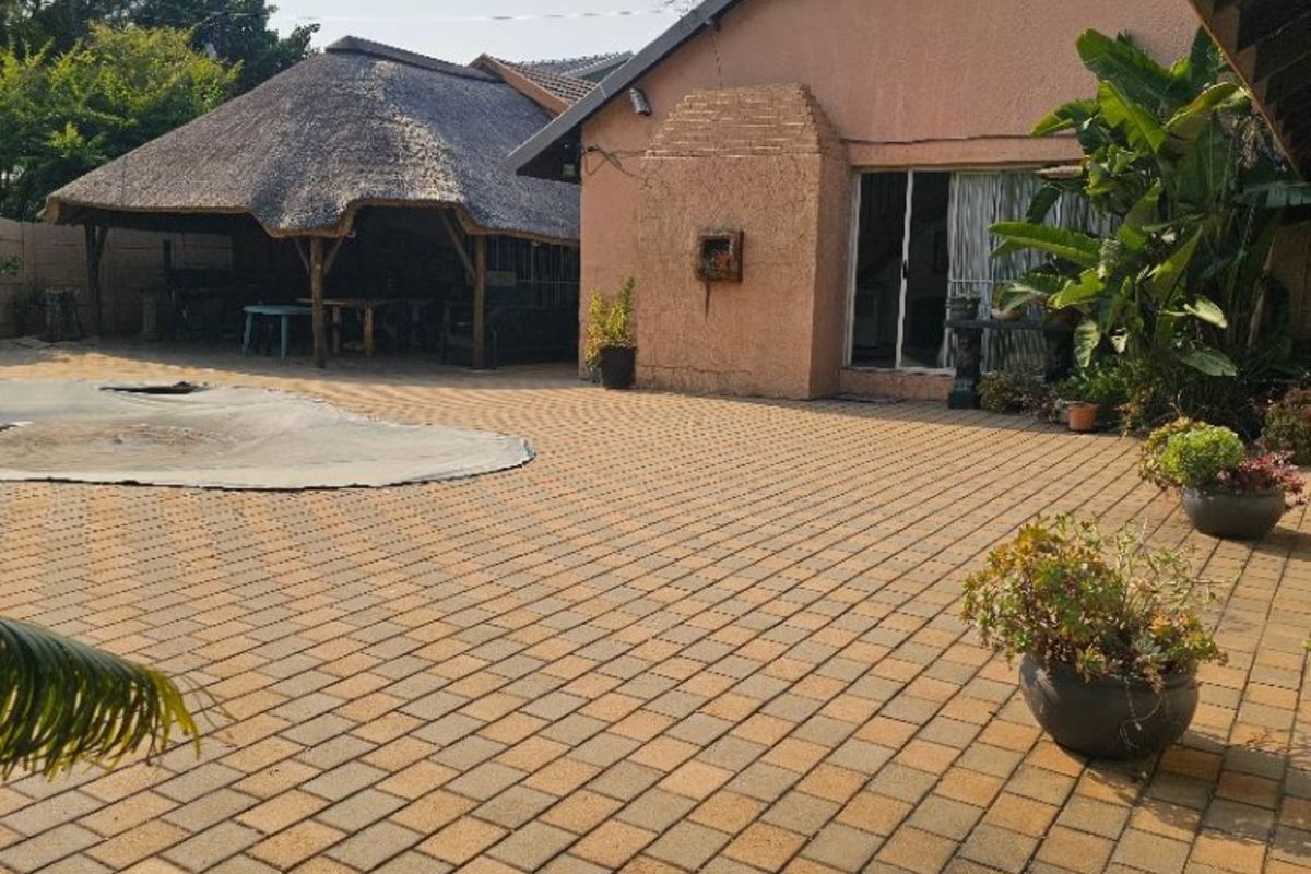 House For Sale in Brackenhurst - Photo 3