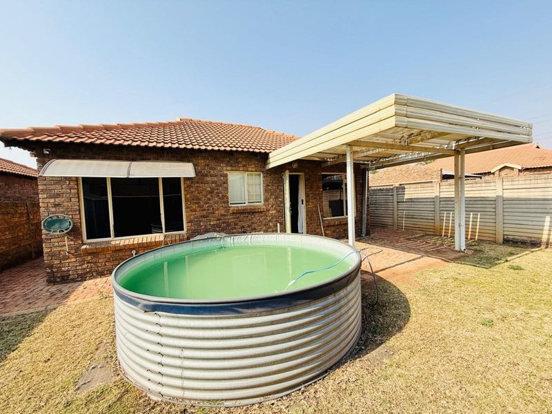 Townhouse For Sale in Pretoria West - Photo 2