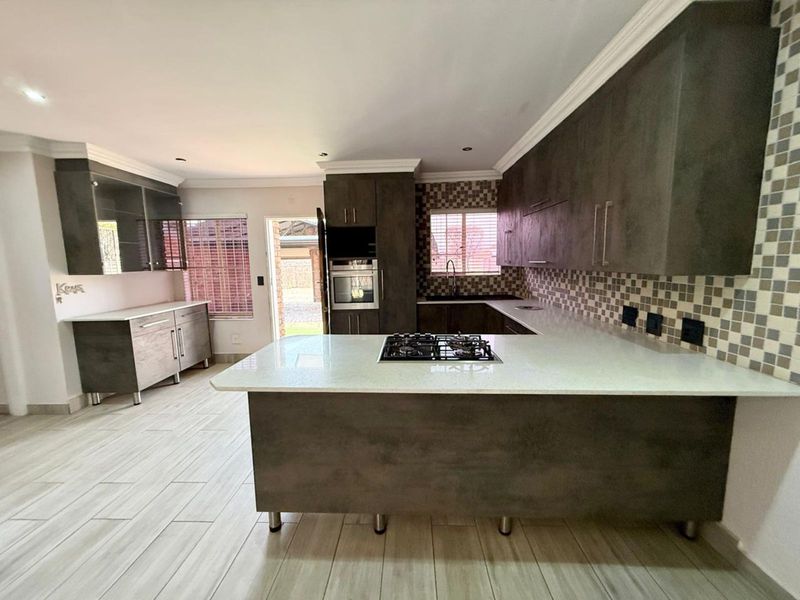 Townhouse For Sale in Pretoria West - Photo 8