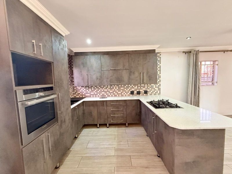 Townhouse For Sale in Pretoria West - Photo 9