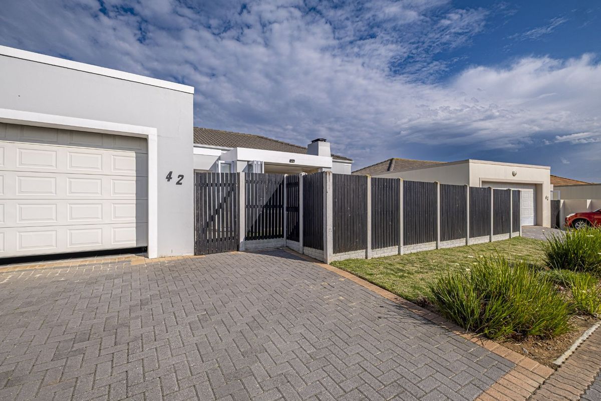 Townhouse For Sale in Westbrook - Photo 3