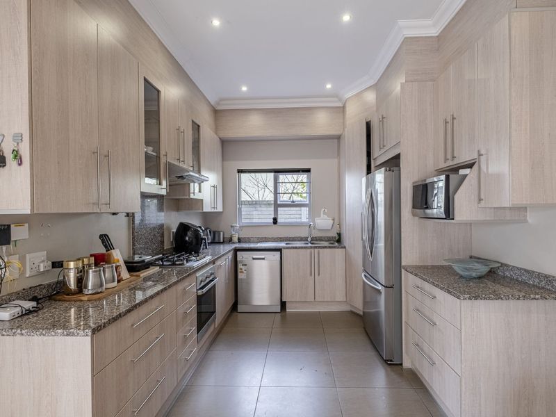 Townhouse For Sale in Westbrook - Photo 9