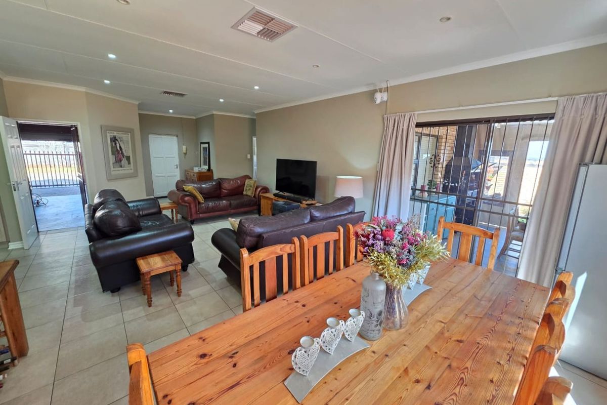 House For Sale in Hillcrest - Photo 4