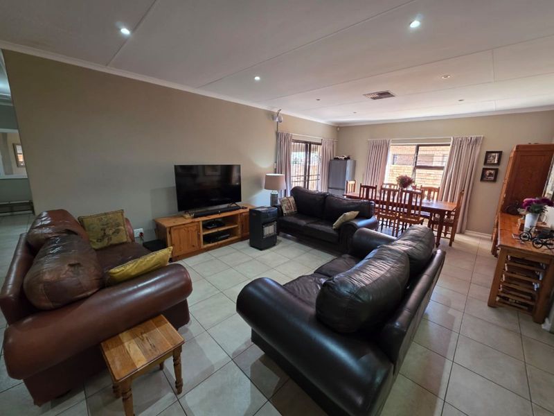 House For Sale in Hillcrest - Photo 2