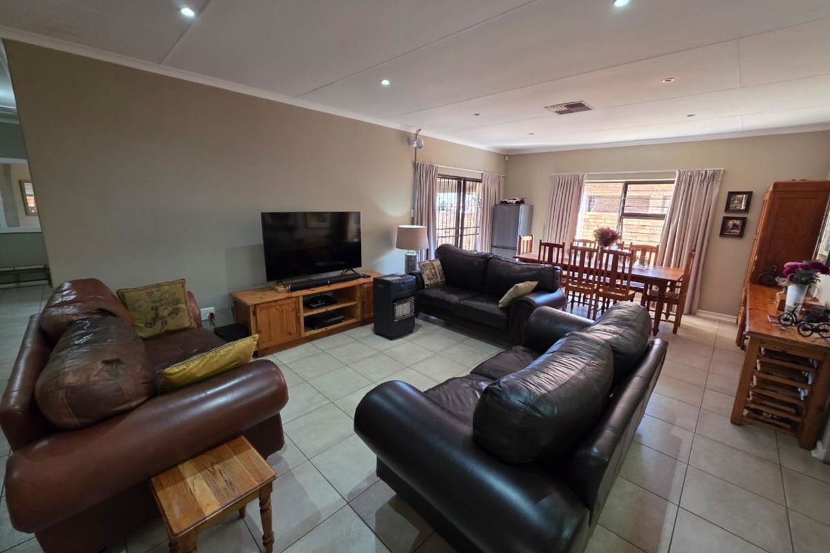 House For Sale in Hillcrest - Photo 2