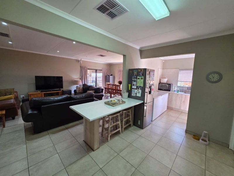 House For Sale in Hillcrest - Photo 5