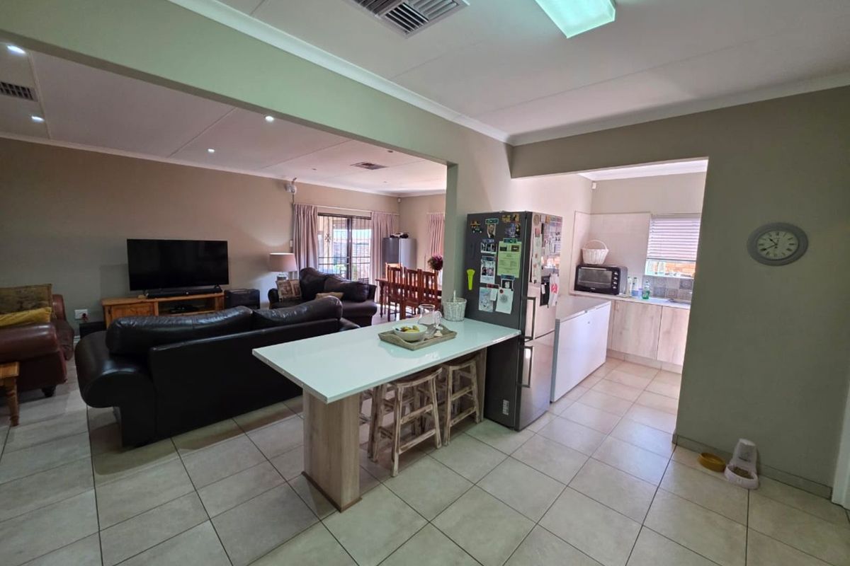 House For Sale in Hillcrest - Photo 5