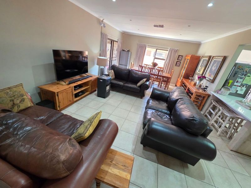 House For Sale in Hillcrest - Photo 3