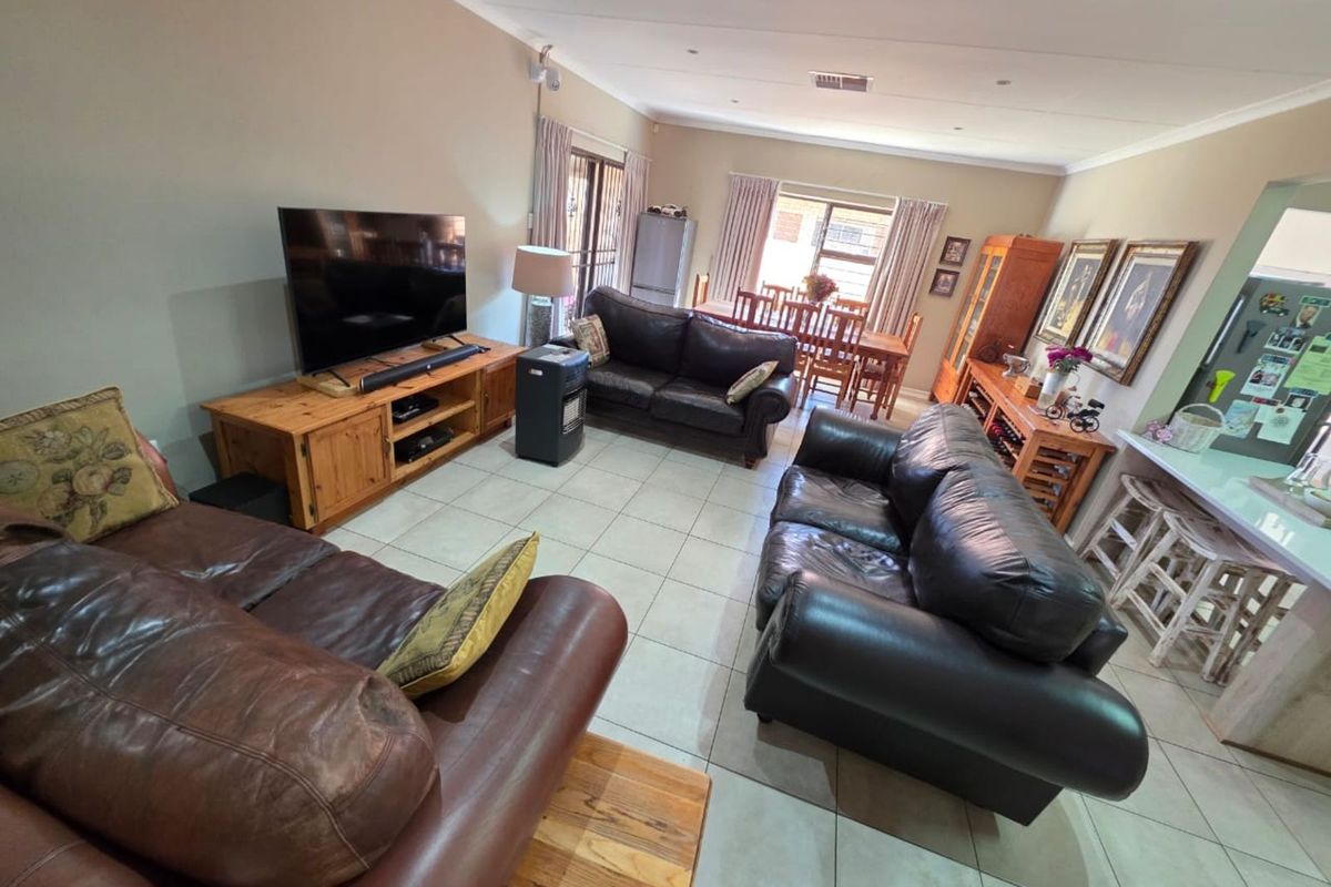 House For Sale in Hillcrest - Photo 3