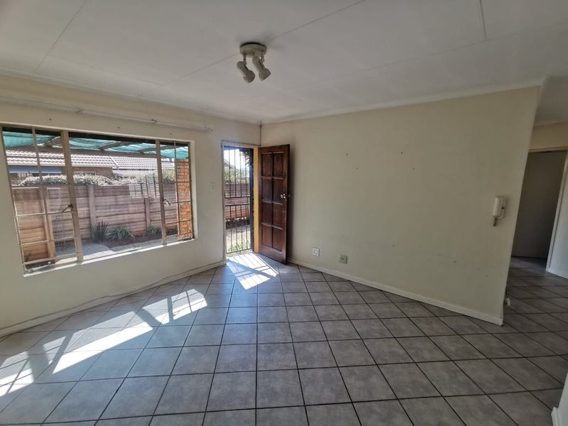 Townhouse For Sale in Rooihuiskraal North - Photo 7