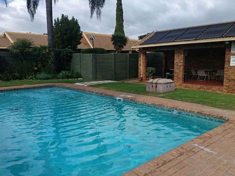 Townhouse For Sale in Rooihuiskraal North - Photo 2