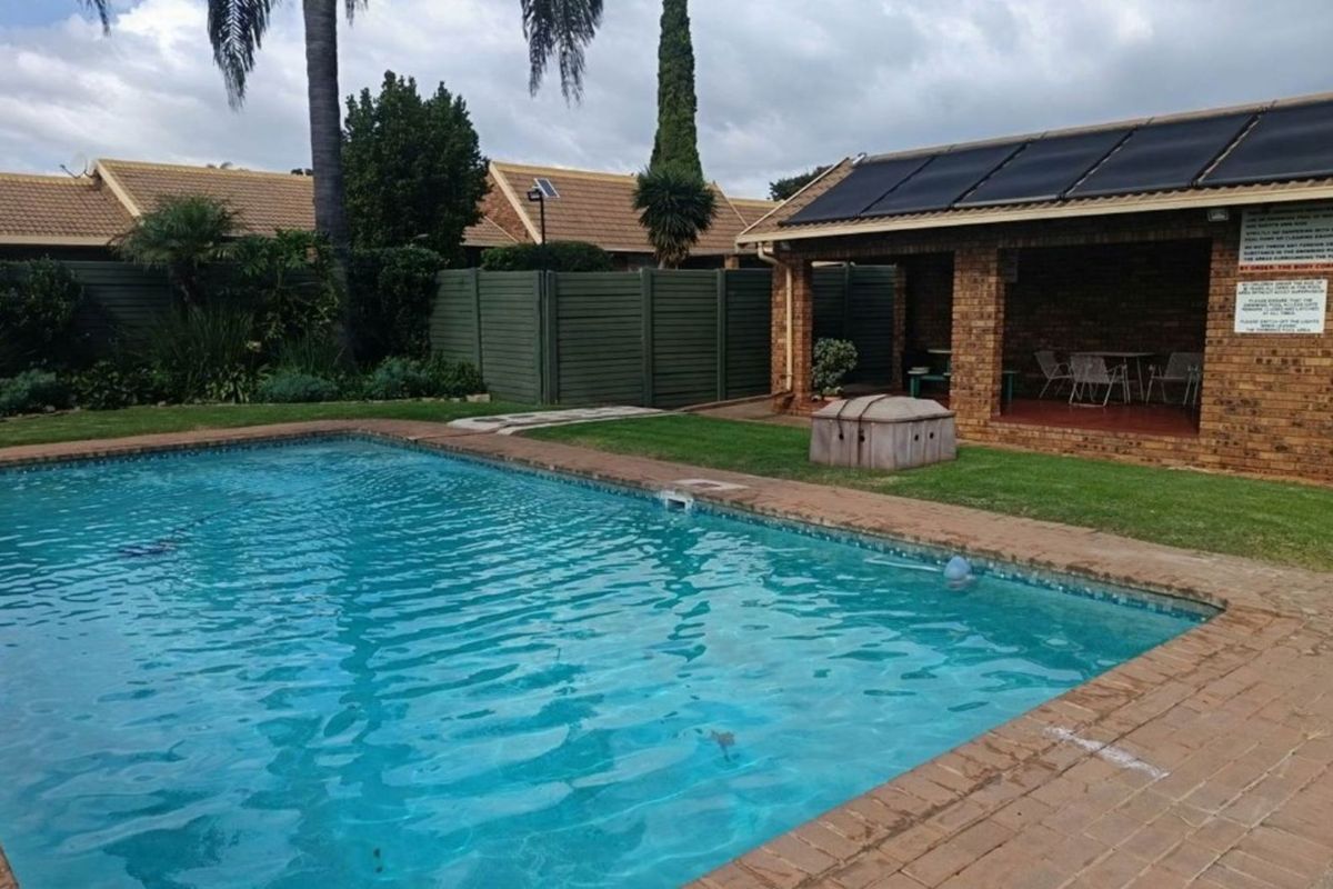 Townhouse For Sale in Rooihuiskraal North - Photo 2