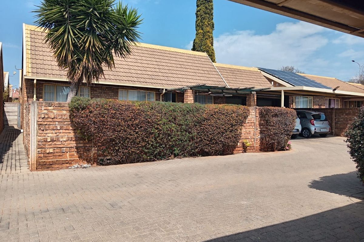 Townhouse For Sale in Rooihuiskraal North - Photo 3