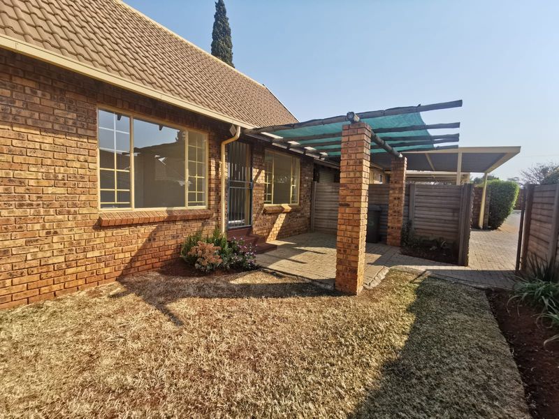 Townhouse For Sale in Rooihuiskraal North - Photo 4