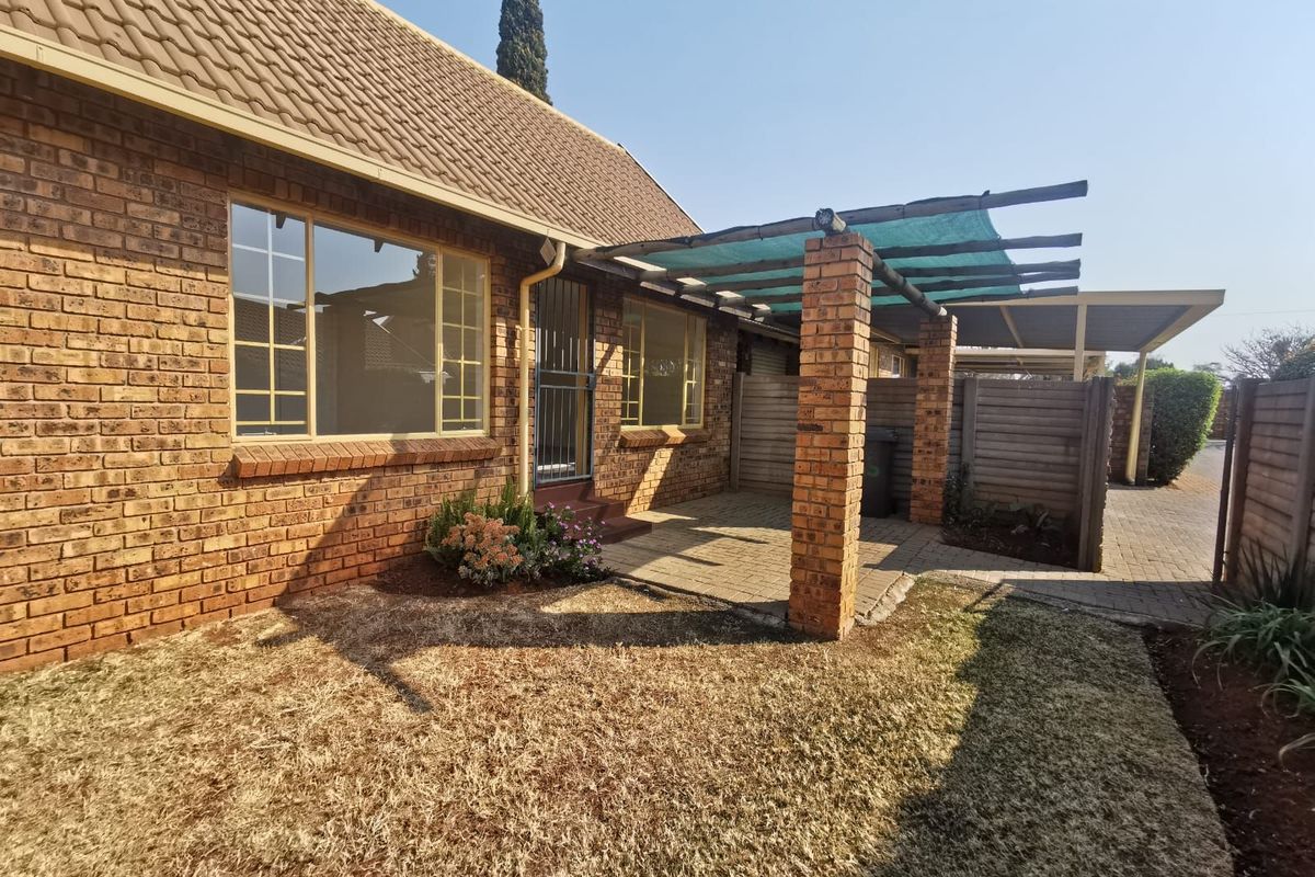 Townhouse For Sale in Rooihuiskraal North - Photo 4