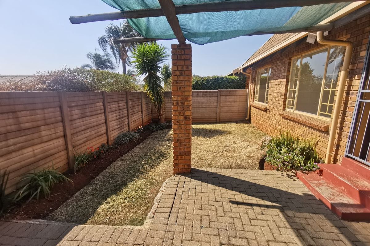 Townhouse For Sale in Rooihuiskraal North - Photo 5