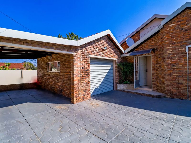 House For Sale in The Reeds - Photo 2