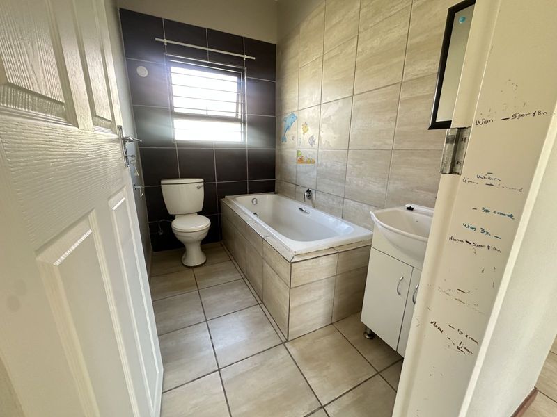 Townhouse For Sale in Terra Nova - Photo 7