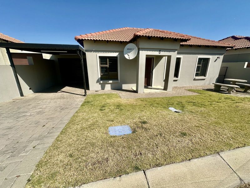 Townhouse For Sale in Terra Nova - Photo 2