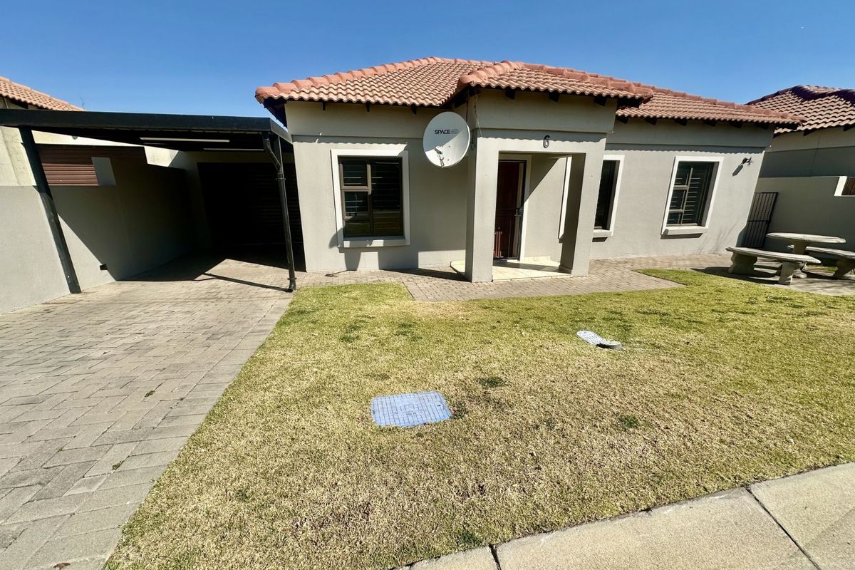 Townhouse For Sale in Terra Nova - Photo 2