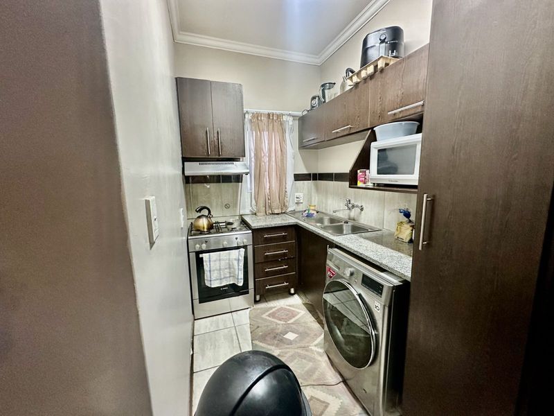 Townhouse For Sale in Terra Nova - Photo 3