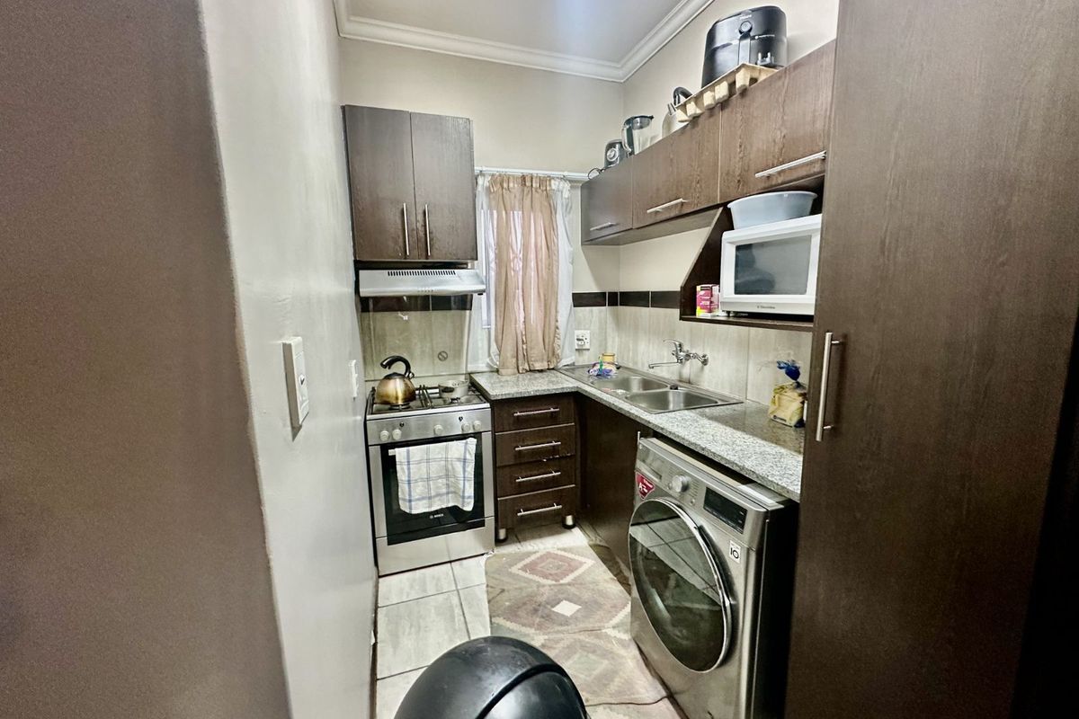 Townhouse For Sale in Terra Nova - Photo 3