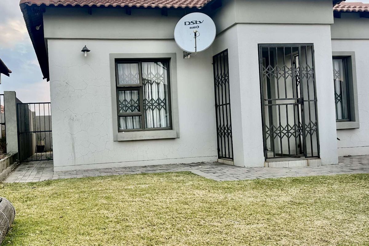 Townhouse For Sale in Terra Nova - Photo 2