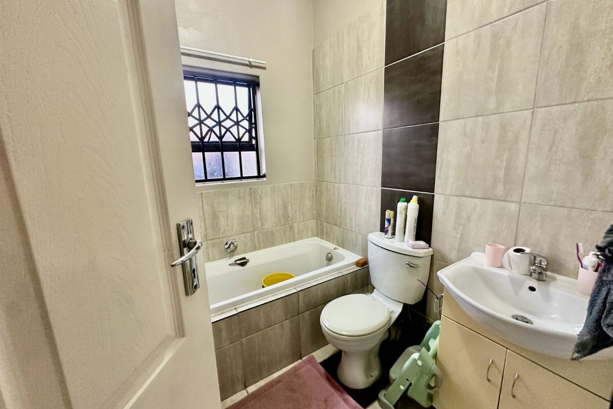 Townhouse For Sale in Terra Nova - Photo 4