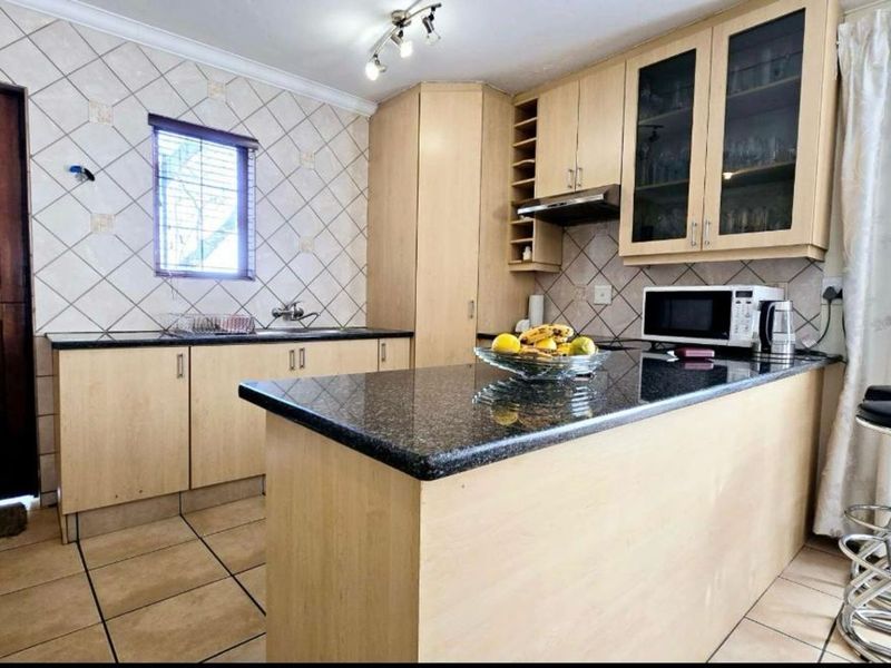 Townhouse For Sale in Meyerspark - Photo 8