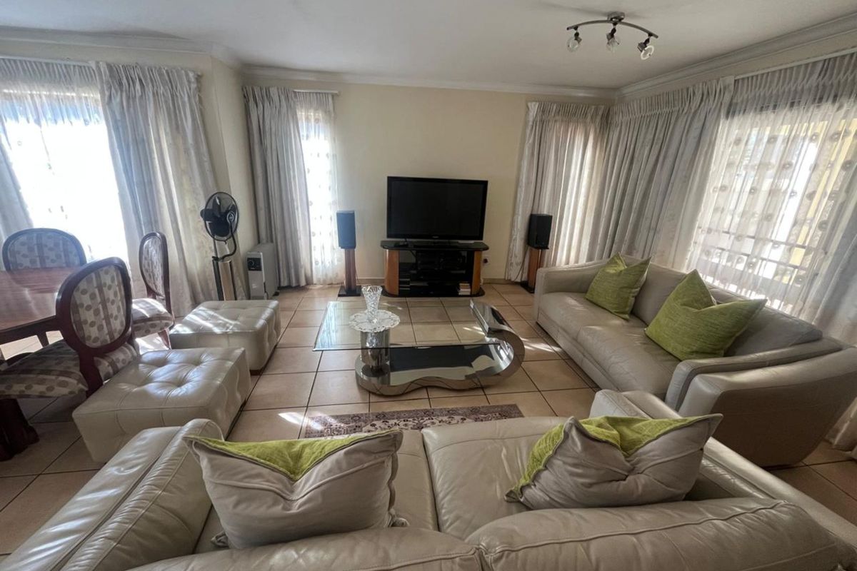 Townhouse For Sale in Meyerspark - Photo 5