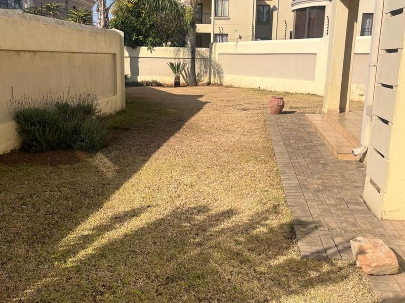 Townhouse For Sale in Meyerspark - Photo 2