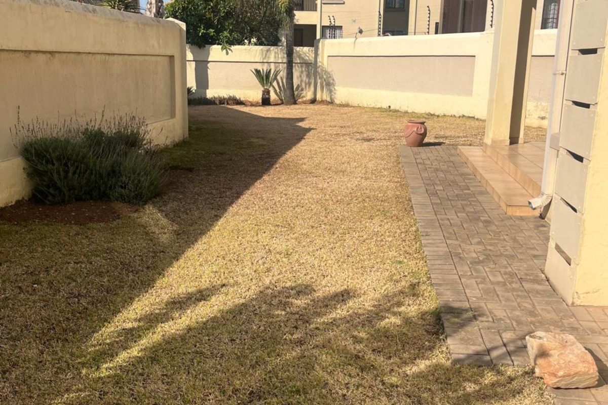 Townhouse For Sale in Meyerspark - Photo 2