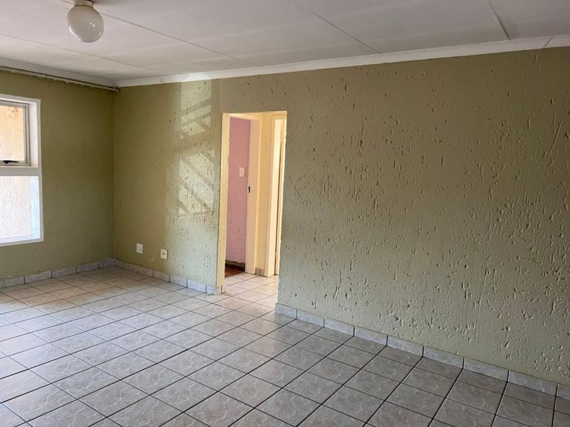 Townhouse For Sale in Meredale - Photo 3