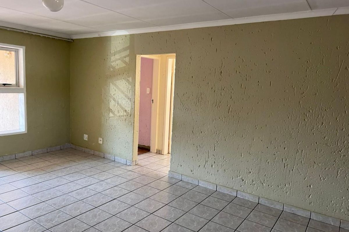 Townhouse For Sale in Meredale - Photo 3